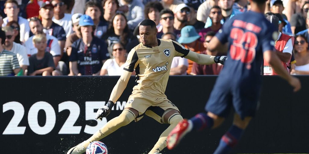 Ederson se machuca e John, ex-Botafogo, é convocado para amistosos