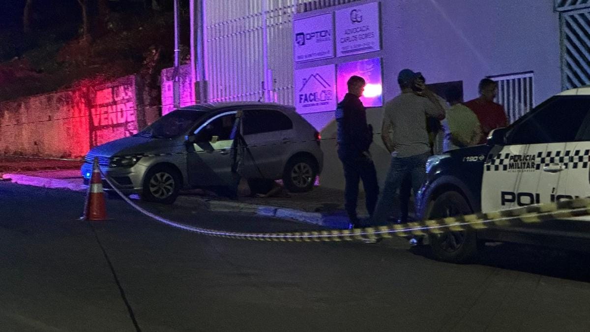 Homem é perseguido e assassinado a tiros dentro de carro em Cuiabá; companheira escapa ilesa
