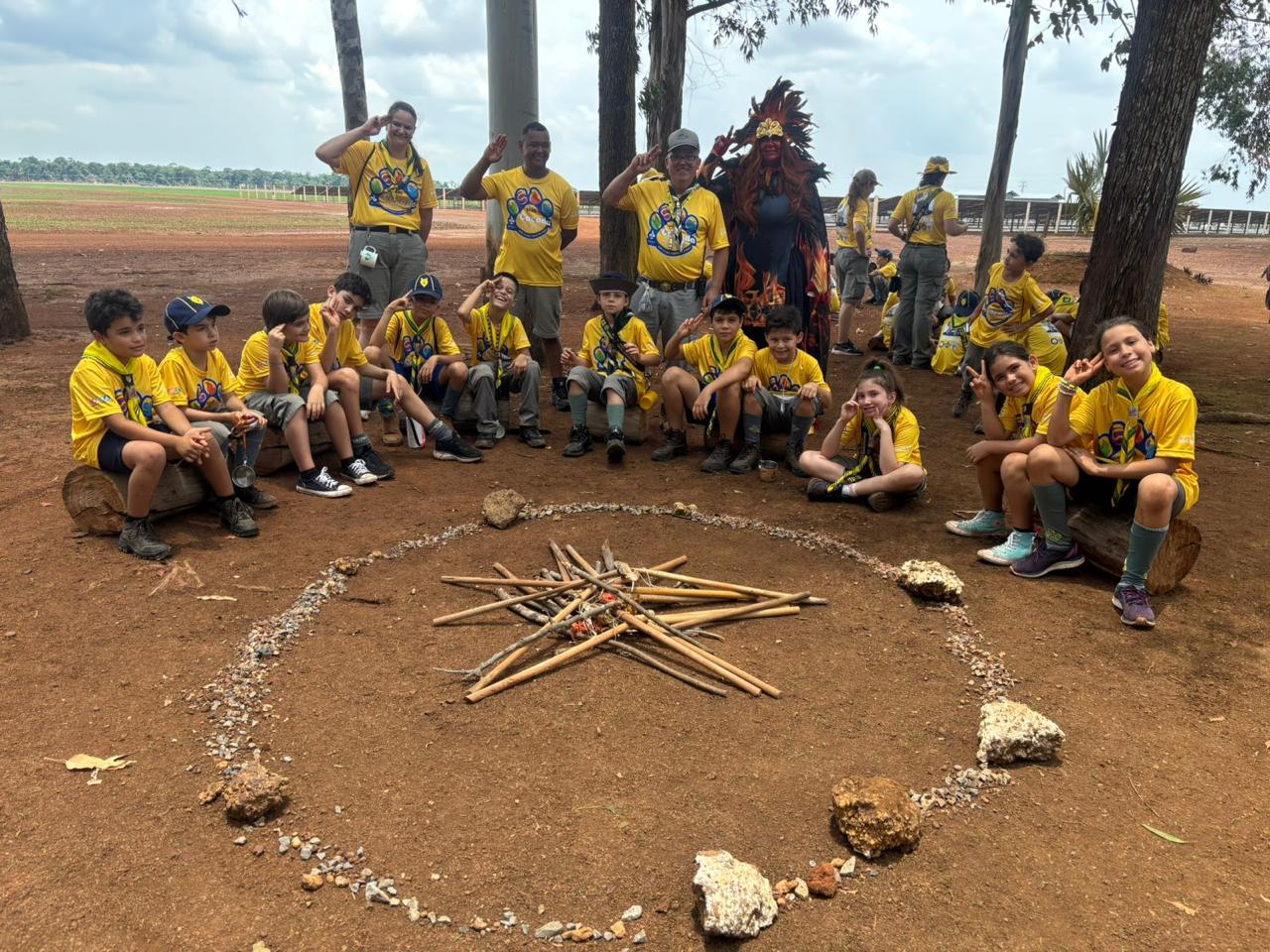 Grupo Escoteiro Ipê Amarelo participa de acampamento nacional para crianças, na fazenda KLB nossa Senhora aparecida em Itanhangá