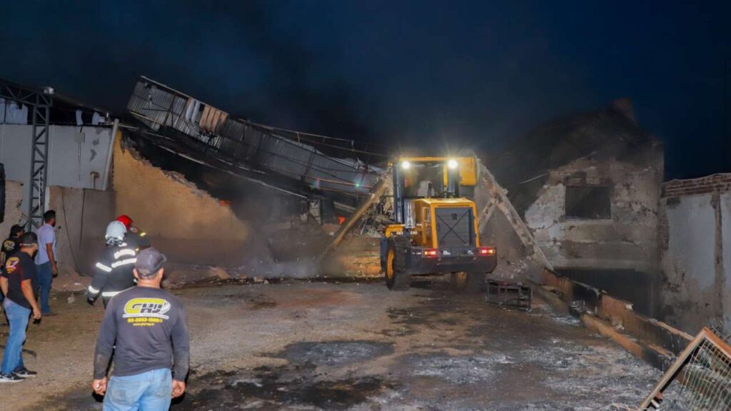 Incêndio atinge prédio onde funcionava depósito de três secretarias municipais