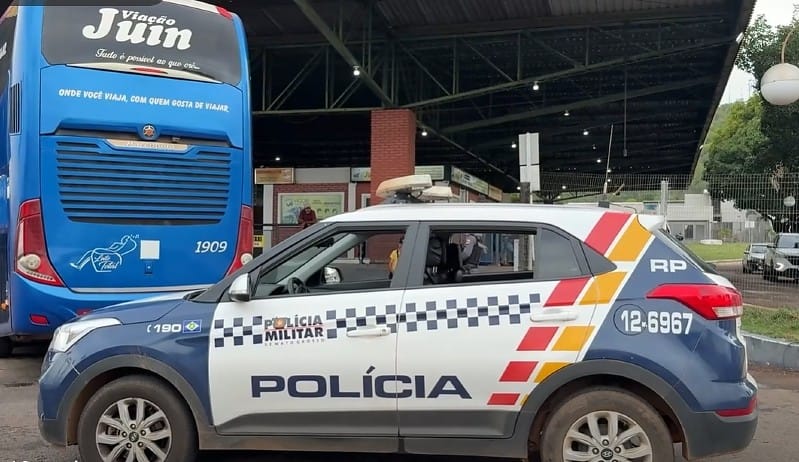 Integrantes do Comando Vermelho invadem ônibus em rodoviária e matam jovem com tiros no tórax