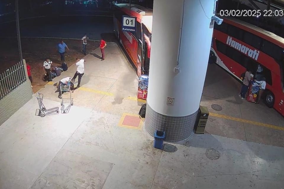 Justiça revoga prisão de vigilantes que mataram venezuelano espancado em Cuiabá