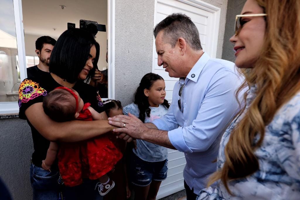 Mato Grosso entrega chaves da casa própria para 200 famílias e anuncia investimentos em obras