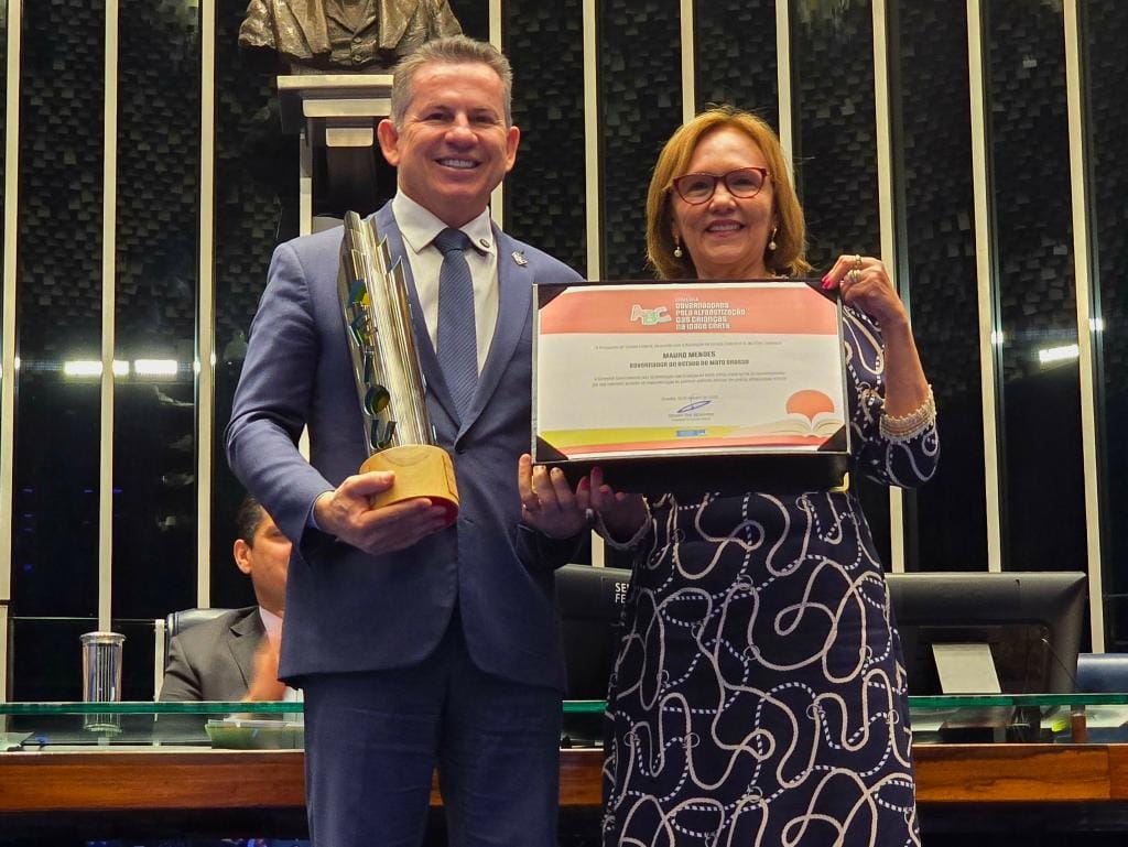 Mauro Mendes recebe Comenda do Senado por avanço na alfabetização infantil em MT