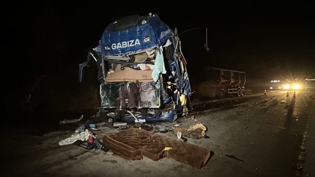Motorista morre preso às ferragens e outro fica em estado grave após colisão entre carretas
