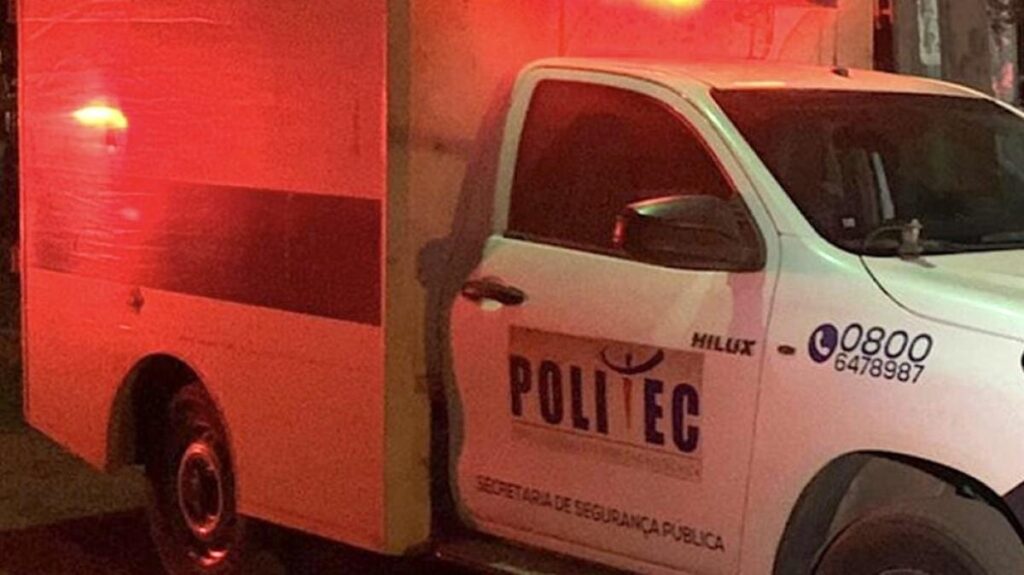 Mulher é morta com golpes de faca dentro de casa e ex-companheiro é preso pela PM