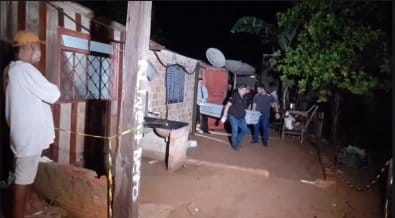 Mulher mata o marido com facada no pescoço, confessa crime à cunhada e foge