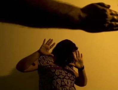 Mulher sangra pelos olhos e nariz após ser espancada com tábua de cozinha pelo ex