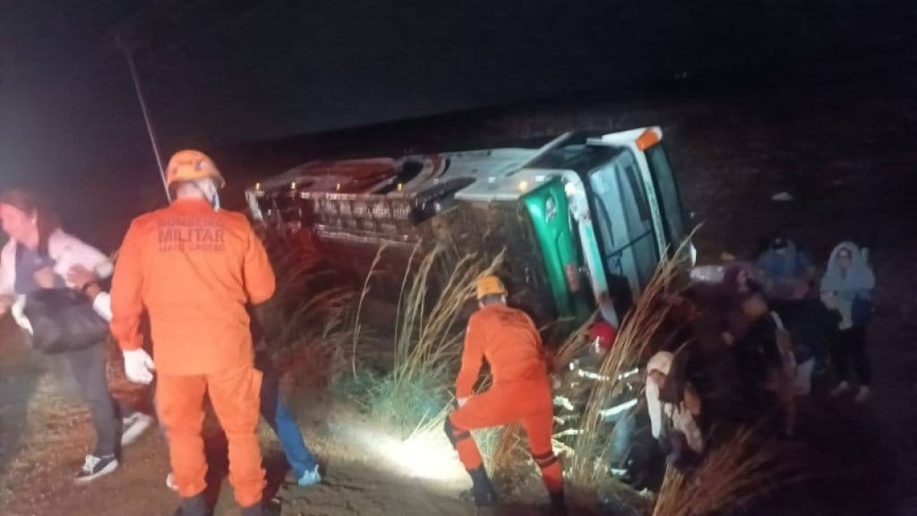 Ônibus com 35 passageiros tomba na rodovia BR-070 e deixa seis feridos