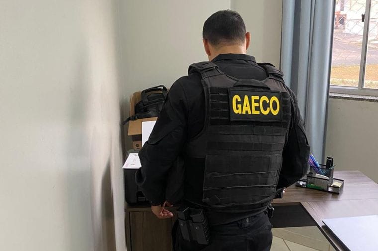 Operação do Gaeco mira advogada de MT por atuar como “pombo-correio” de faccionado preso em GO