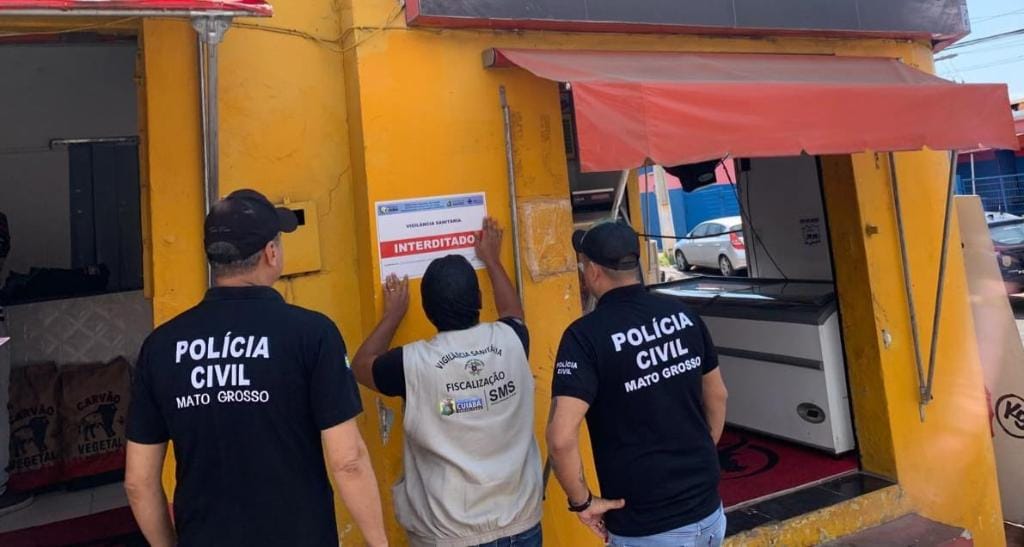 Operação flagra carne no chão e interdita açougue por falta de higiene em bairro de Cuiabá