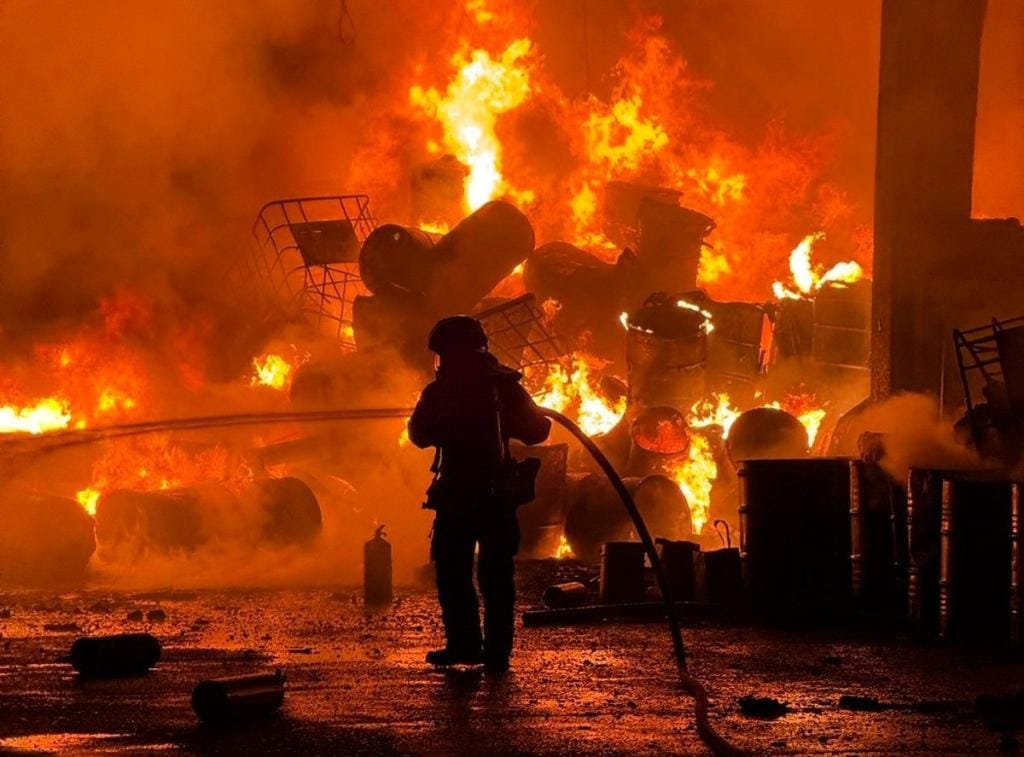 Piche e tanques de combustível ajudaram alastrar chamas e obrigam CB a usar 15 viaturas
