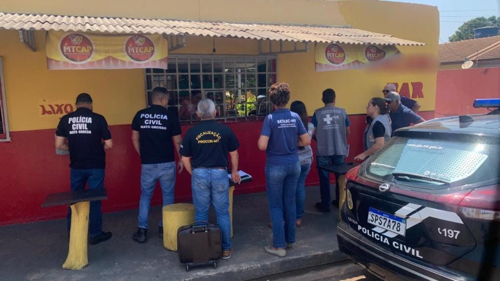 Polícia Civil e Vigilância Sanitária interditam fábrica clandestina de bebida destilada em Várzea Grande