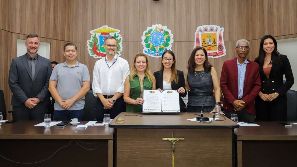 Prefeita assina Carta Compromisso para reativar Rede Protege em VG