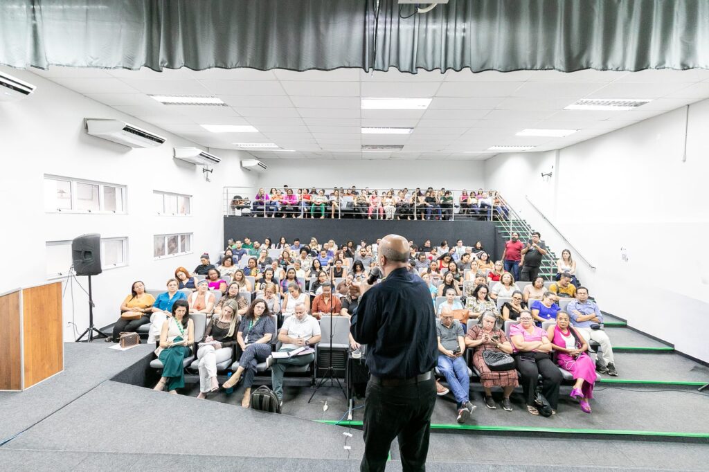 Prêmio garante extra de R$ 10 mil aos melhores professores de Cuiabá