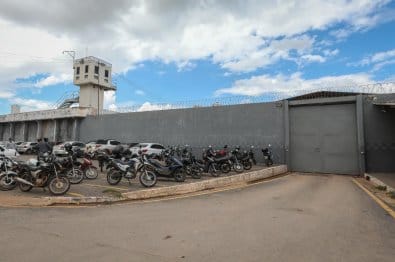 Preso finge passar mal dentro da cela, tenta fugir da PCE e leva tiro no pé