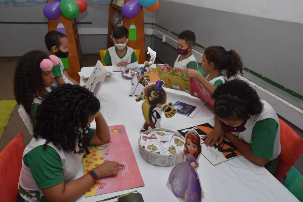 Professores e técnicos de Cuiabá receberão dinheiro extra com salário com 'pix da educação'