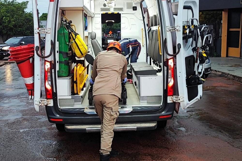 Trabalhador fica gravemente ferido após sofrer queda de seis metros em frigorífico