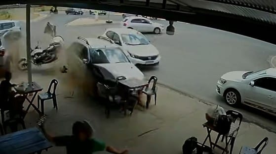 Vídeo mostra carro desgovernado invadindo sorveteria em Cuiabá
