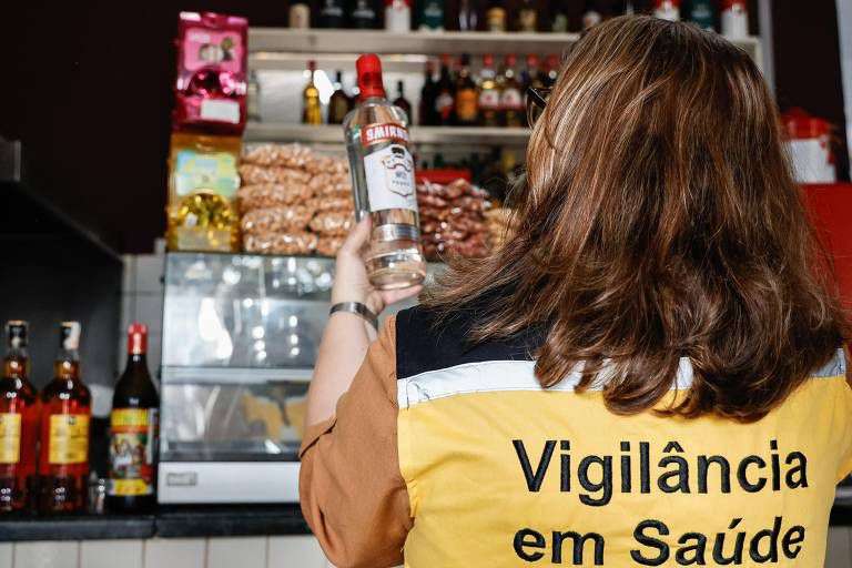 Vigilância Sanitária alerta sobre riscos de bebidas clandestinas e orienta população