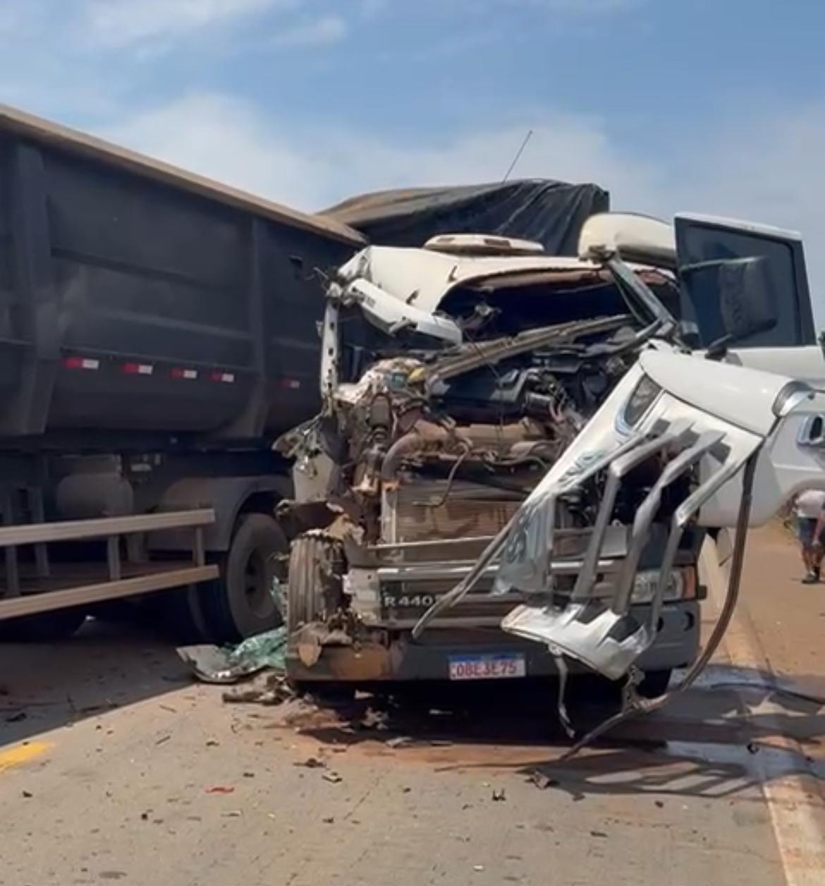Grave colisão entre duas carretas interdita BR-163 entre Sinop e Sorriso