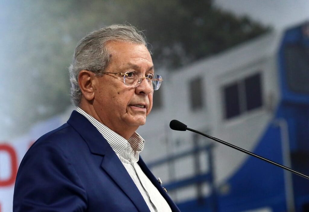 "inaugurou um banheiro e uma creche"