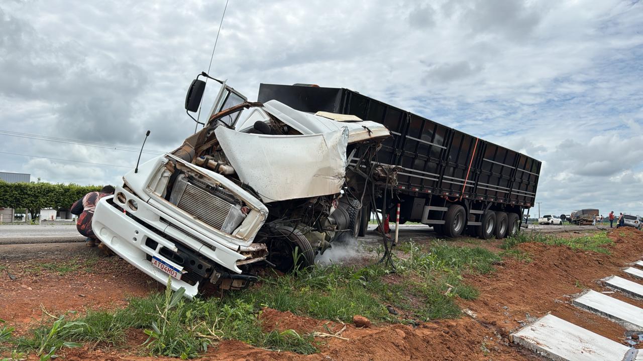 Duas carretas batem de frente no mesmo ponto onde Fiorino ficou totalmente esmagada