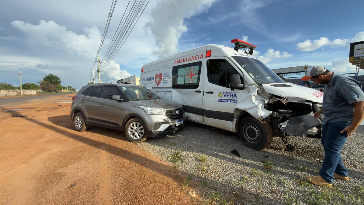 Carro e ambulância colidem em rodovia em Sinop