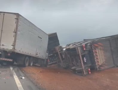 Acidente entre caminhão e carreta deixa uma pessoa morta na rodovia BR-163
