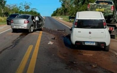 Acidente envolvendo veículos de passeio e caminhão-guincho mata dois adultos e um bebê