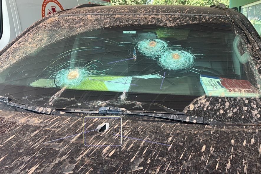 Advogado sofre emboscada e é alvo de tiros; caminhonete blindada impede morte