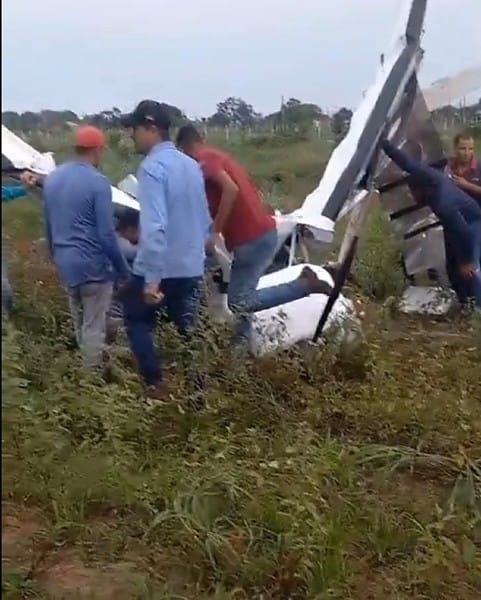 Avião cai durante chuva em cidade de MT e mata duas pessoas; vídeo