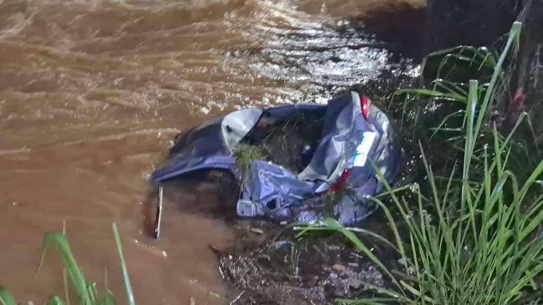 Sinop: carro aquaplana em via lateral da BR-163, cai em rio e dois morrem