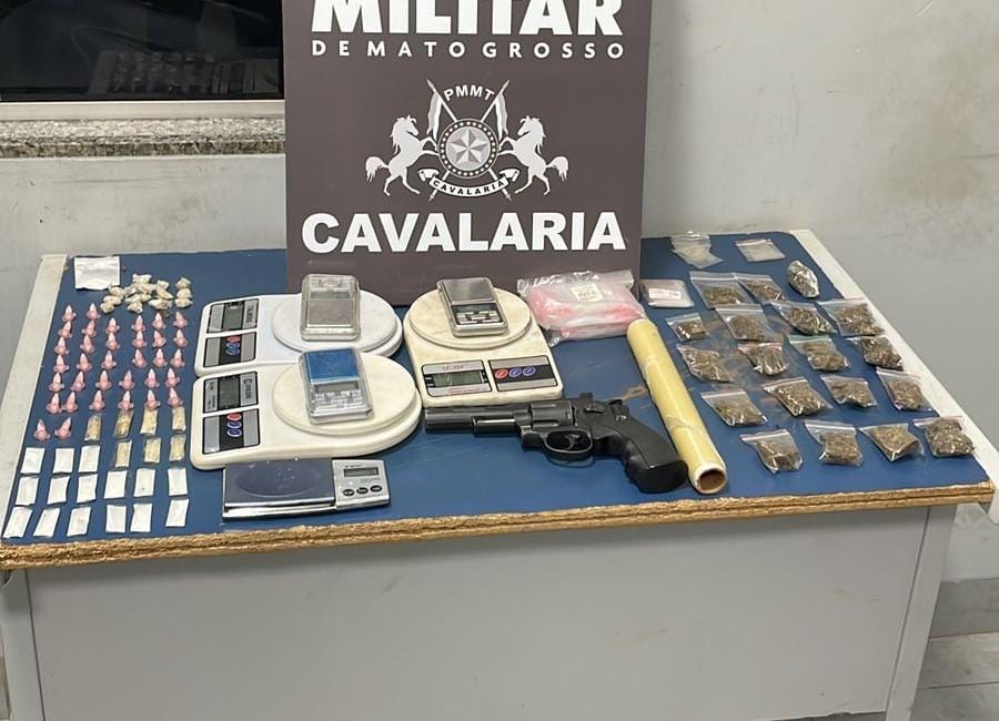 Cavalaria da PM prende dois faccionados e apreende arma de fogo e 89 porções de drogas