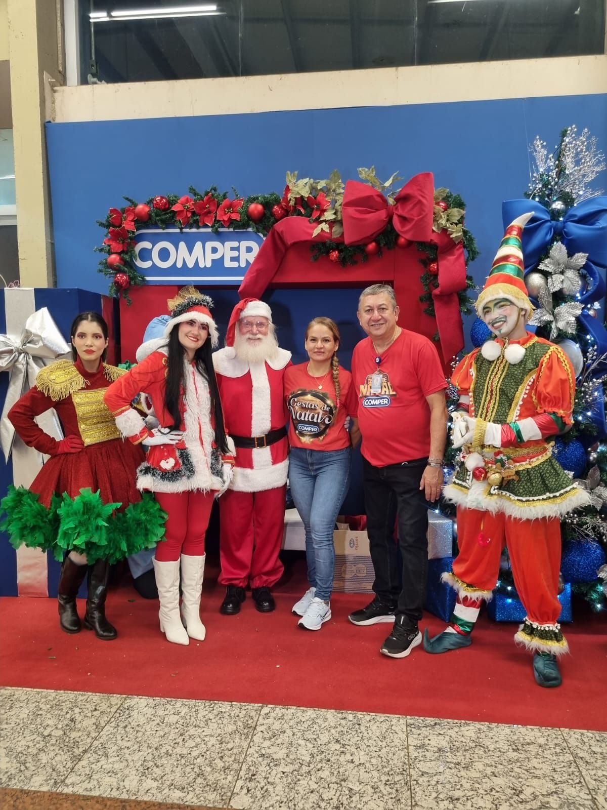 Chegada do Papai Noel no Comper emociona adultos e crianças na magia do Natal