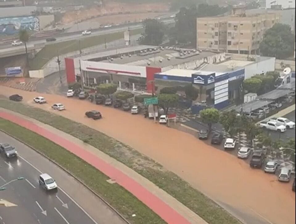 Chuva alaga obras do BRT, causa transtornos e transforma Avenida do CPA em correnteza