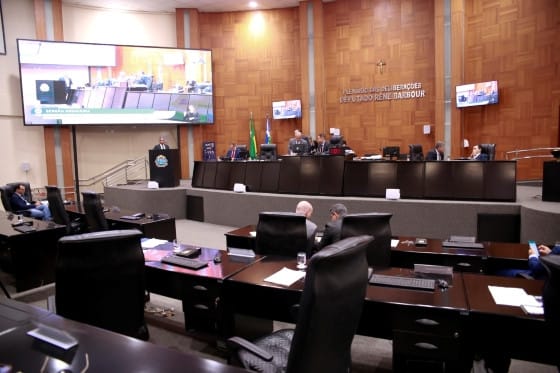 Cinco deputados pedem vista e votação da LOA que prevê receita de R$ 40 bilhões é adiada