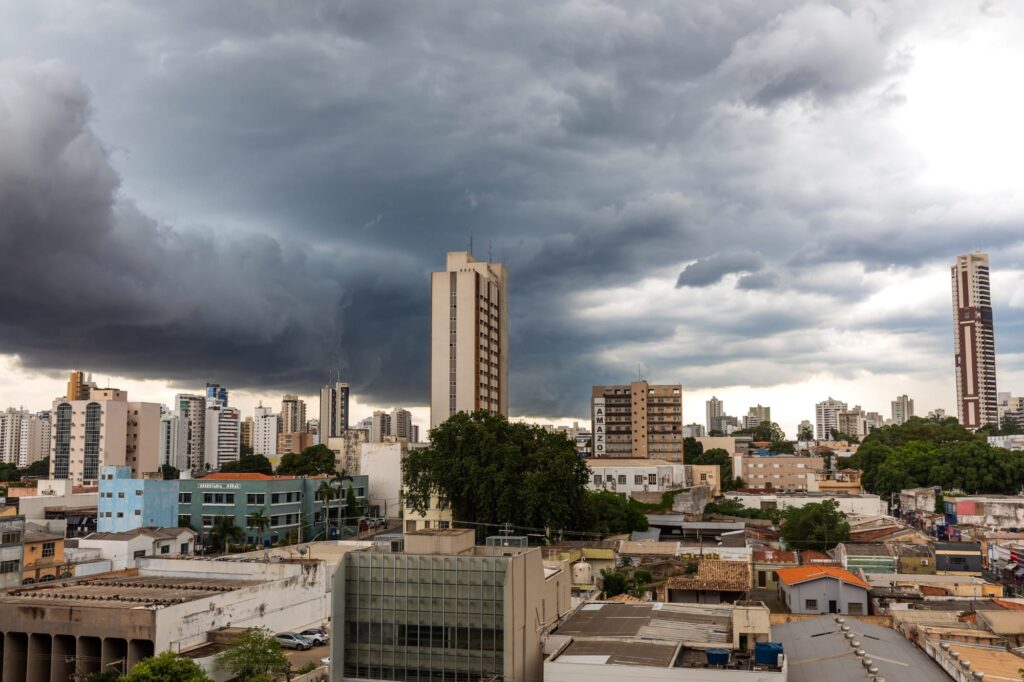 Defesa Civil mantém alerta de chuva forte e vento de até 60 km para este sábado em Cuiabá