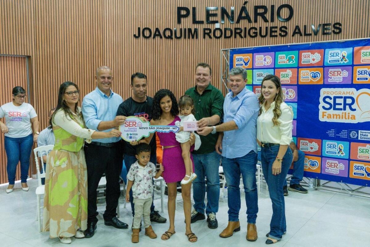 Deputado Max Russi participa de entrega de casas populares