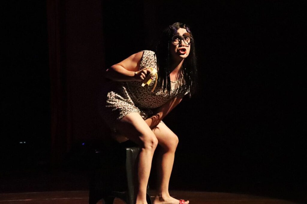 Eduardo Butakka estreia monólogo ‘Como ser bonita sendo feia’, no Cine Teatro de Cuiabá