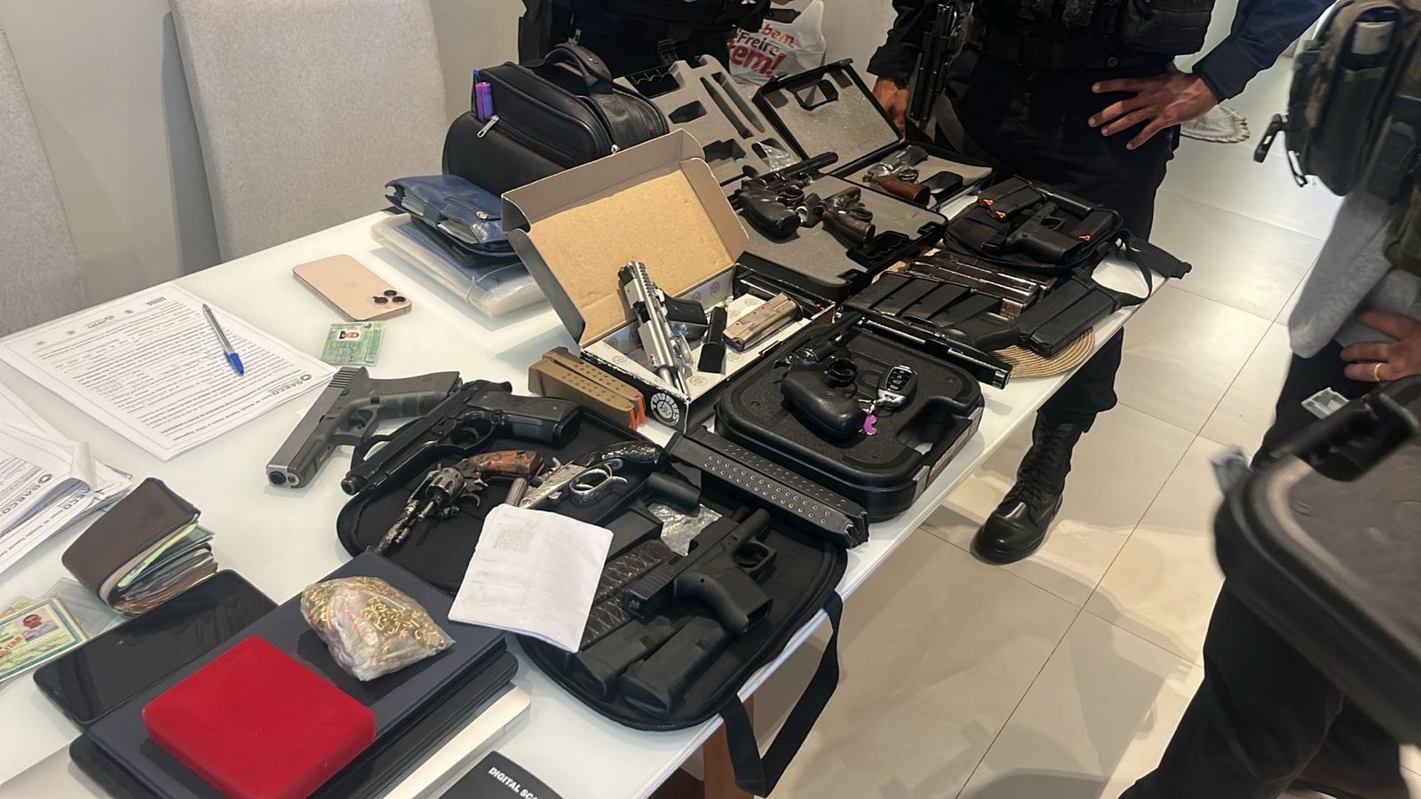 Gaeco apreende arsenal, relógio de luxo e dinheiro com policiais acusados de agiotagem e extorsão