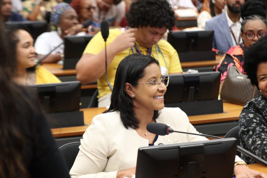 Gisela é a nova vice-líder do maior bloco parlamentar da Câmara; '363 deputados e 8 partidos'
