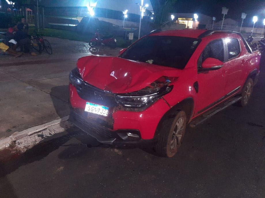 Homens trocam tiros e facadas em distribuidora após discussão por causa de mulher e morrem