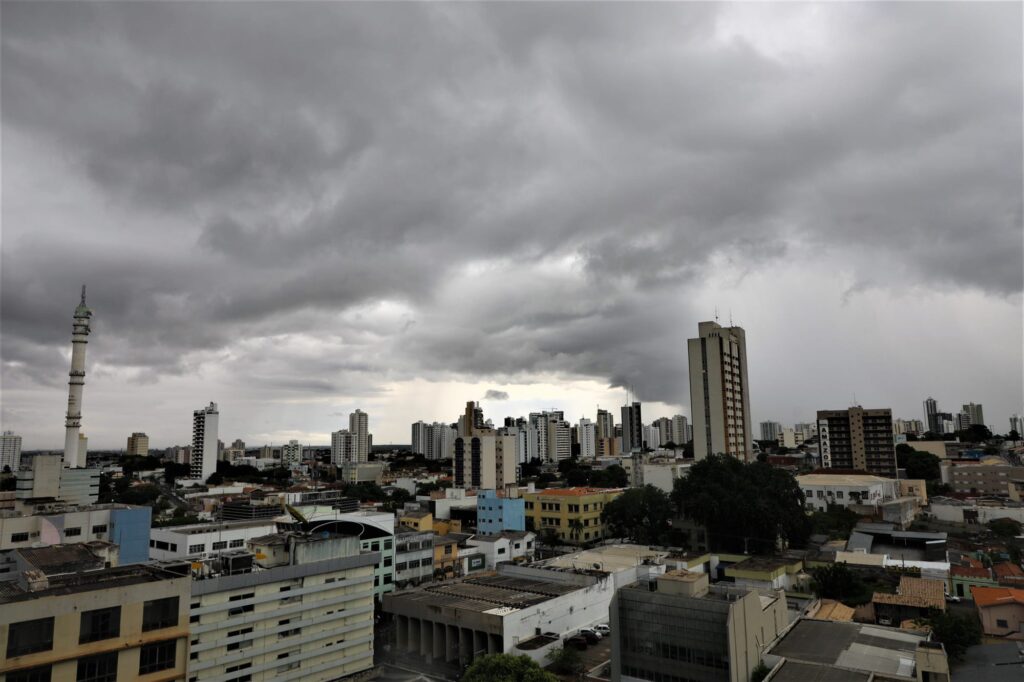 Inmet tem alerta de chuvas intensas, granizo e ventos de até 100 km para Cuiabá e outras cidades