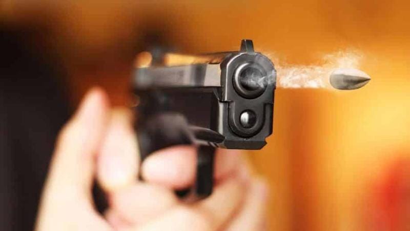 Jovem é baleada pela própria mãe após briga em chácara; vítima cortou o pulso após o disparo