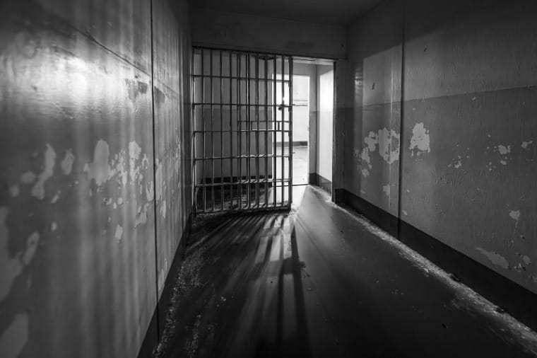 Justiça mantém preso ex que invadiu casa de madrugada e arrastou mulher nua na rua