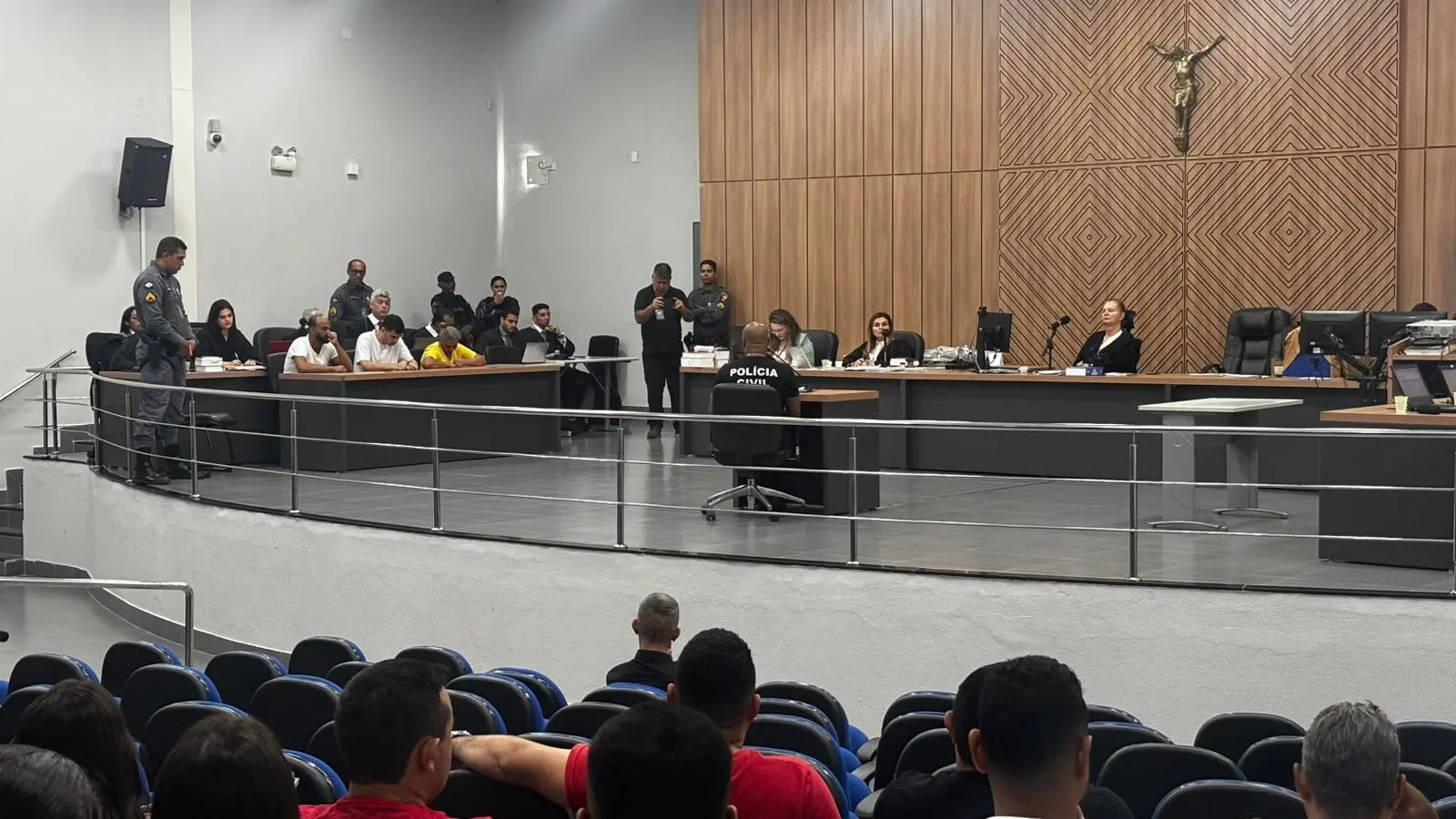 Mãe e filho enfrentam júri por execução de empresário e vendedor no Shopping Popular