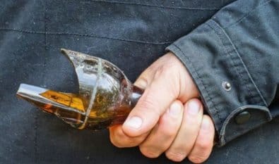 Maluco ameaça colega de trabalho com garrafa de vidro após discussão e é preso