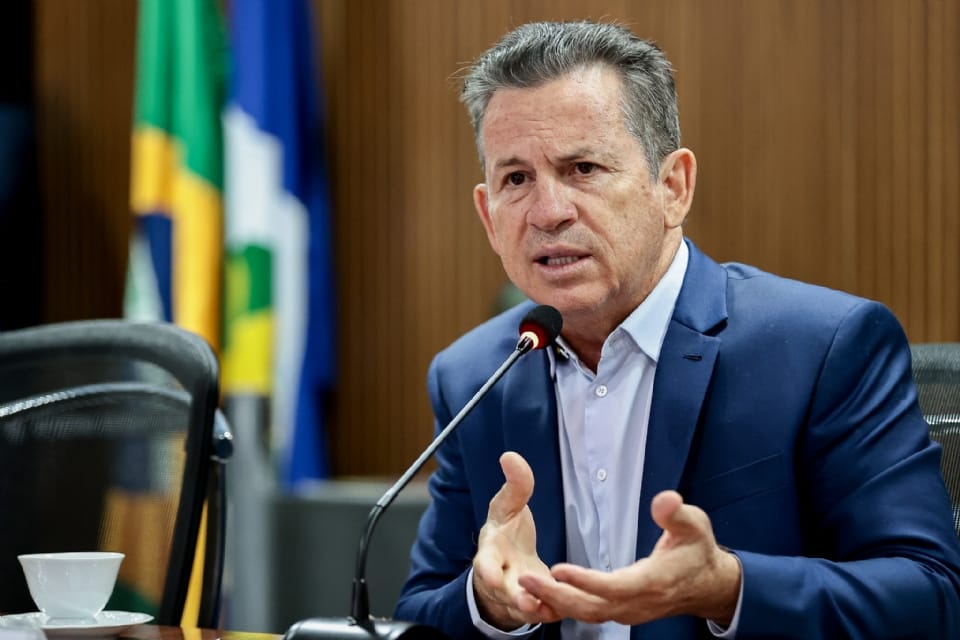 Mauro Mendes cobra retorno de Eduardo Bolsonaro ao Brasil para defender anistia