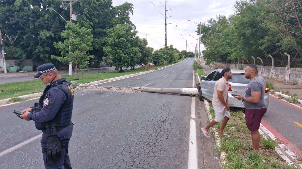 Mulher é socorrida ao bater veículo e derrubar poste em avenida de Várzea Grande